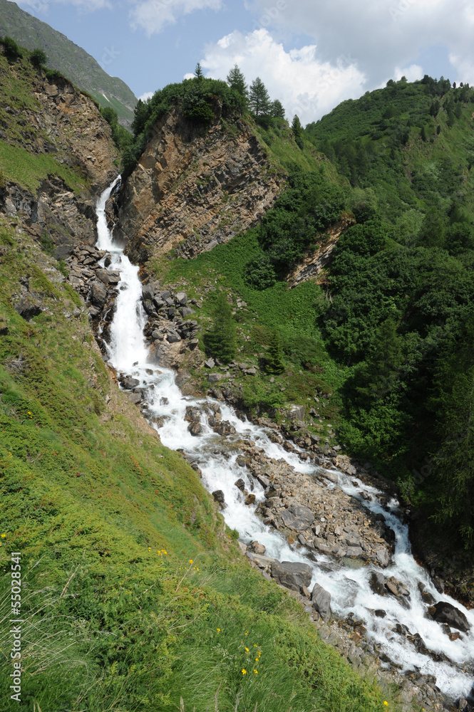 Cascata del lago Ritom nelle alpi svizzere
