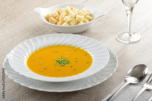 Piatto di zuppa o minestra con la zucca