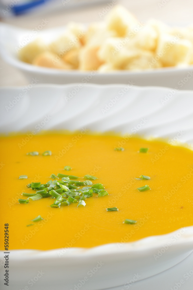 Piatto di zuppa o minestra con la zucca Piatto di zuppa o minestra con la zucca
