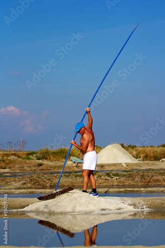 paludier récolte le gros sel dans marais salants de Guérande