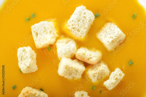 Piatto di zuppa o minestra con la zucca