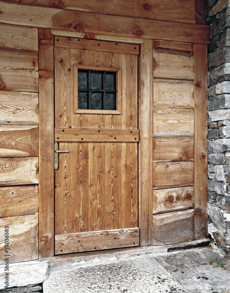 Foto Stock porta rustica di legno per un ingresso | Adobe Stock
