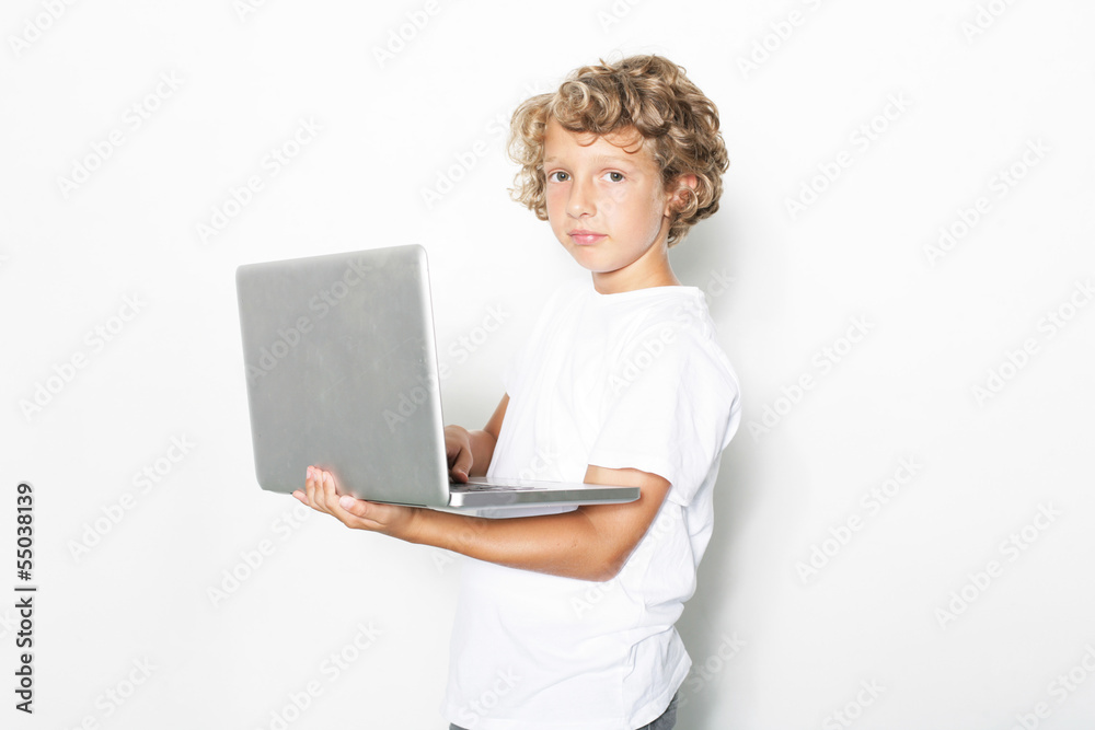 Kind mit Computer Kind mit Computer