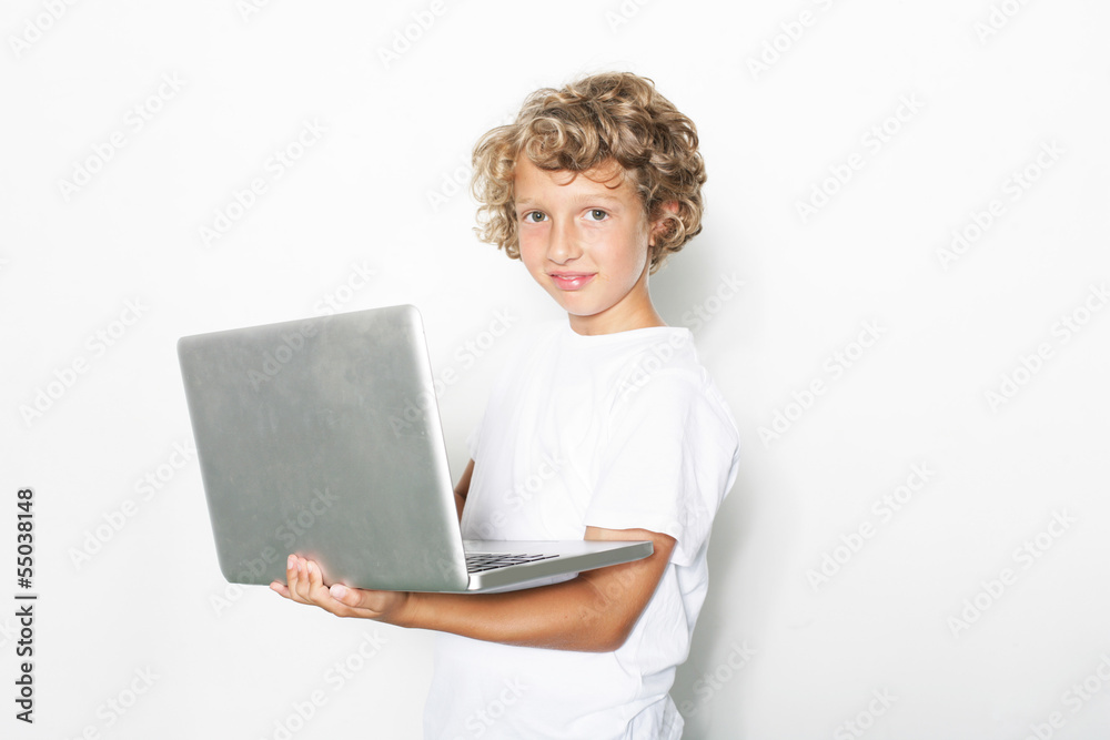 Junge mit Laptop Junge mit Laptop
