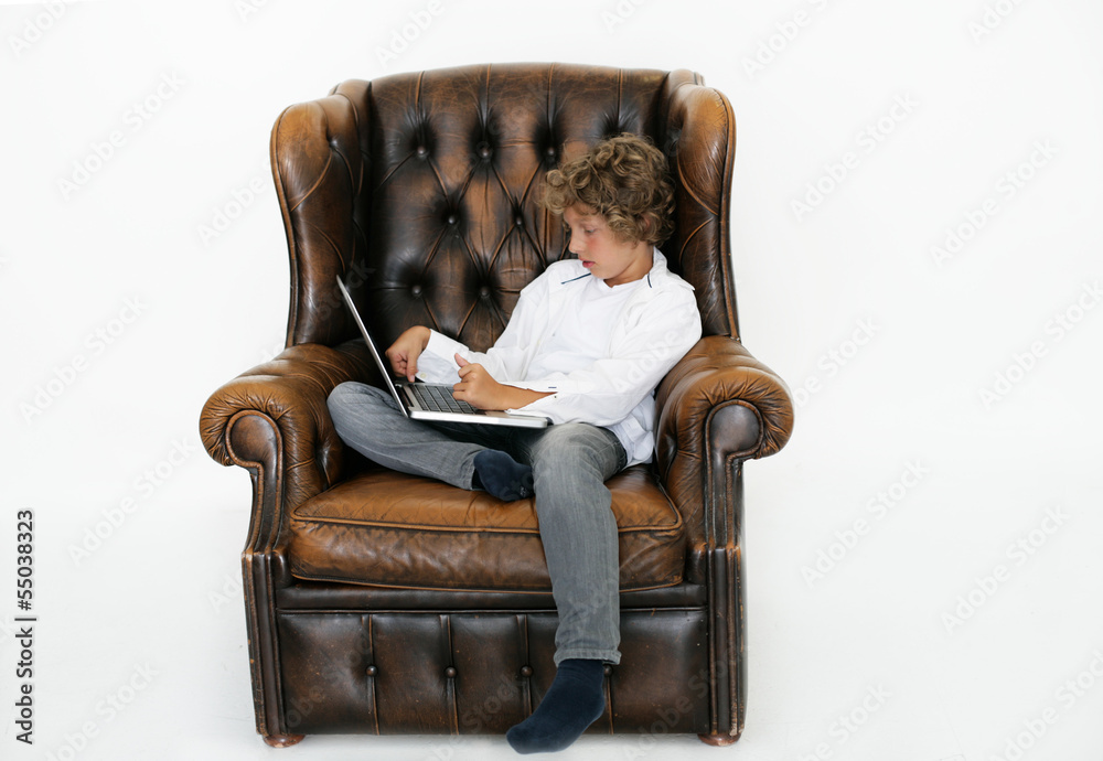 Kleiner Junge auf Ledersessel Kleiner Junge auf Ledersessel