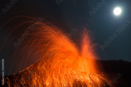 Vollmond und Vulkanausbruch. Eruption bei Nacht photo