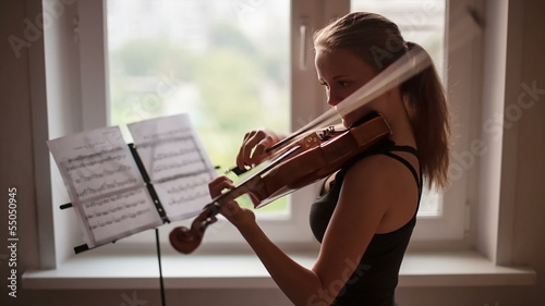 Violinist, Teenager playing the violin