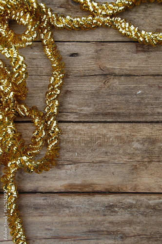 goldene Girlande auf Holz