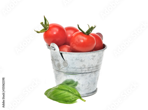 tomates cerises et feuille de basilic