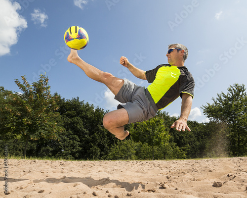 Fußballer beim Beachsoccer photo