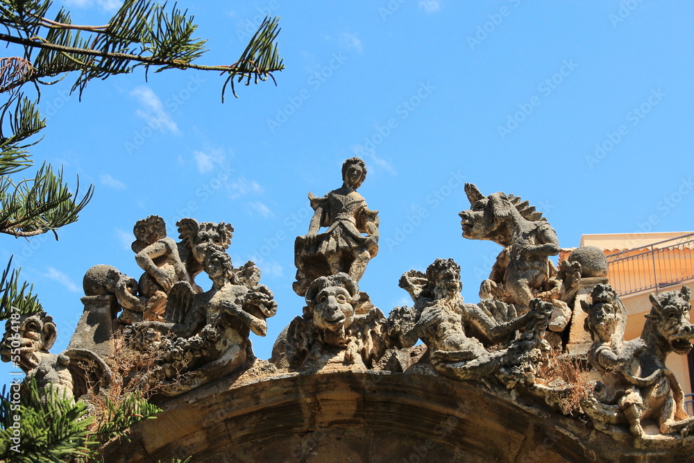 Gruppo di statue di pietra