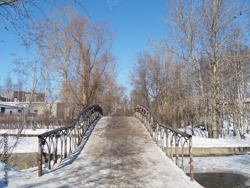 The bridge through the river in the winter © enskanto
