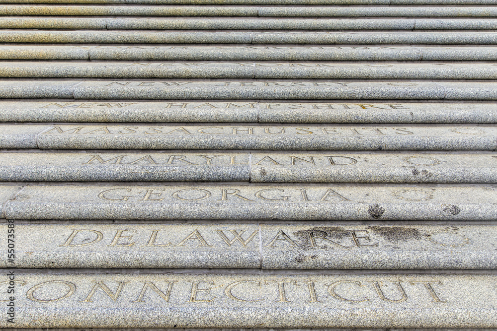 all american states are engraved at the steps to the parliament