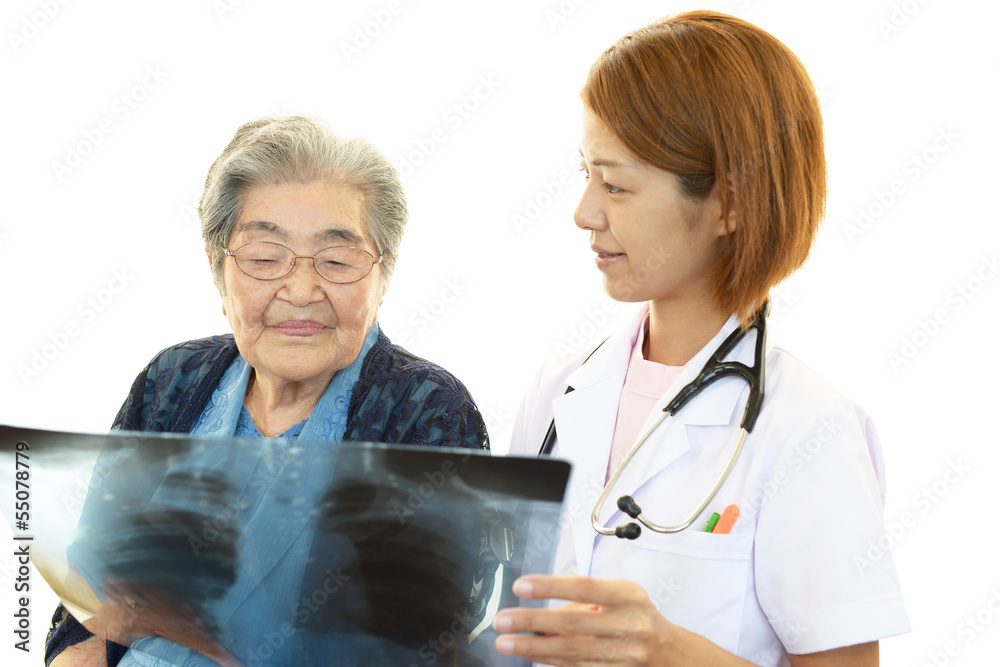 笑顔の高齢者と女医