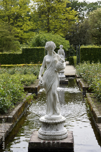 Obraz na płótnie Statues and fountain in a formal garden w salonie