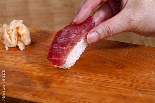マグロの握り寿司摘む