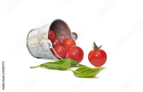 tomates cerises et feuille de basilic