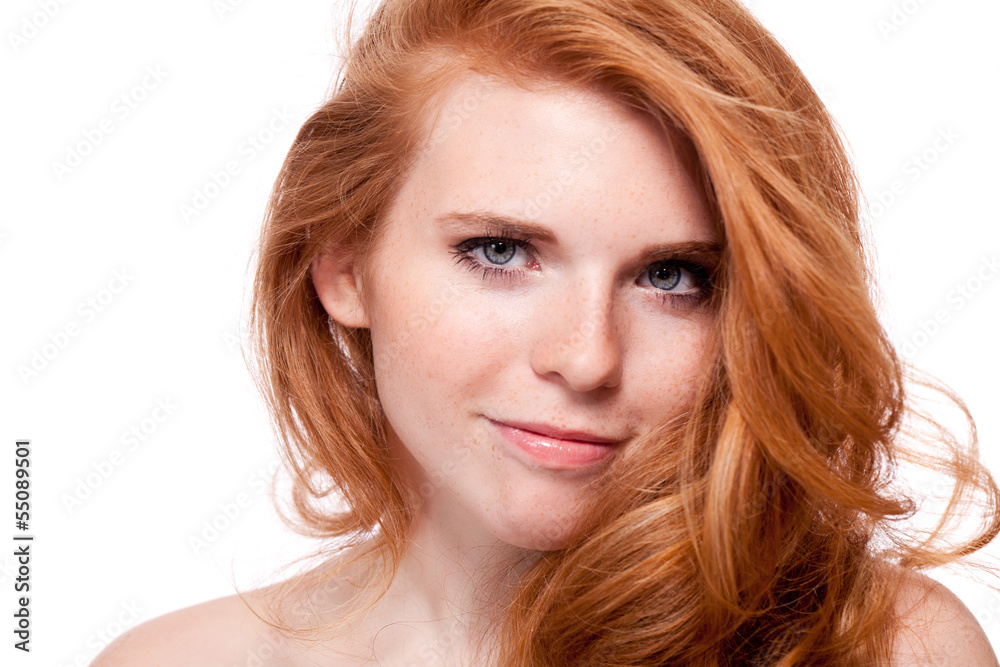 attraktive junge frau mit roten haaren und sommersprossen attraktive junge frau mit roten haaren und sommersprossen