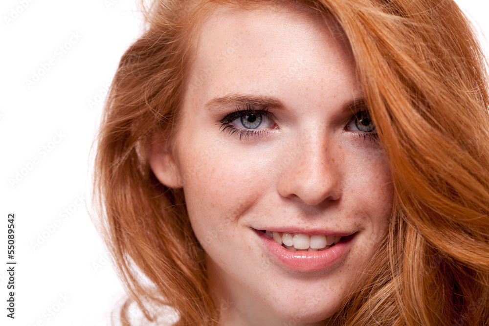 attraktive junge frau mit roten haaren und sommersprossen attraktive junge frau mit roten haaren und sommersprossen