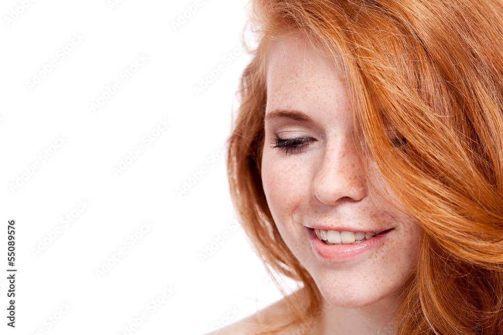attraktive junge frau mit roten haaren und sommersprossen attraktive junge frau mit roten haaren und sommersprossen