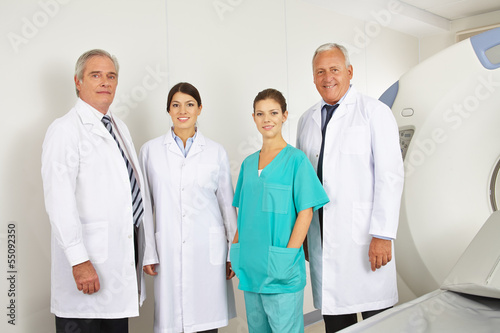 Ärzte-Team in der Radiologie