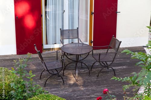 Kleine Terrasse mit Gartenmöbel photo