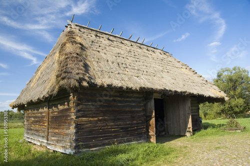 Wooden barn with thatched roof © Mariusz Świtulski