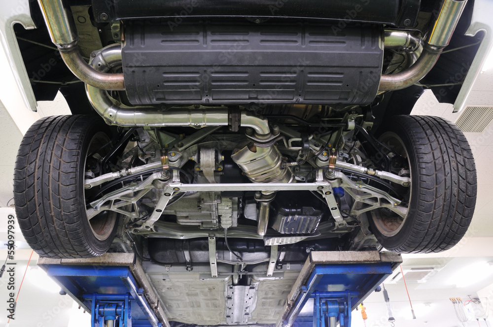 Fototapeta premium リフトアップされたクルマ