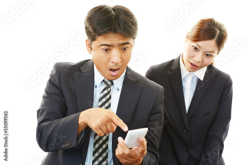 驚いた表情のビジネスマンとOL