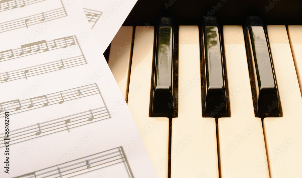Fototapeta premium piano keyboard and sheetmusic