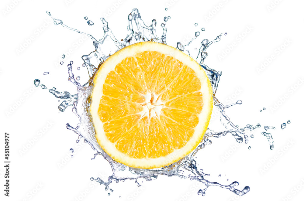 Orange Splash vor weiß