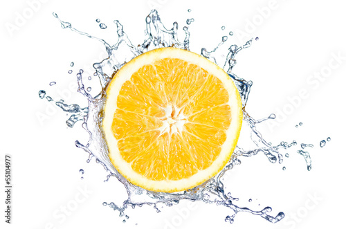 Orange Splash vor weiß
