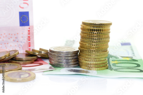 Euro Geldscheine und Münzen isoliert