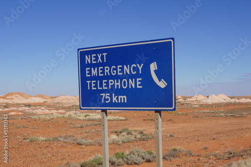 emergency schild im outback australiens
