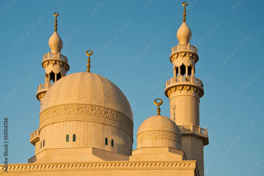 Obraz premium Minarette und Kuppel der Moschee in Dubai Baniyas