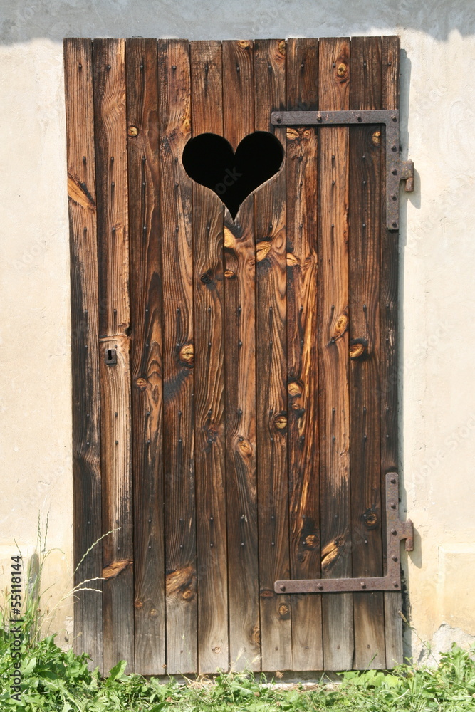 Fototapeta premium Une porte en bois d'une ferme à la campagne