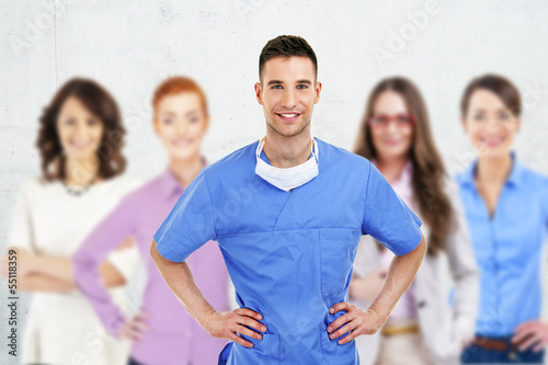 Foto Successful doctor leading a group