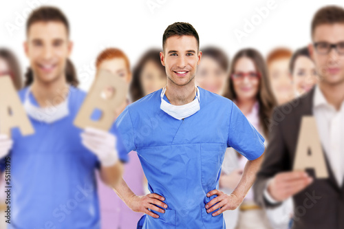 Foto Successful doctor leading a group