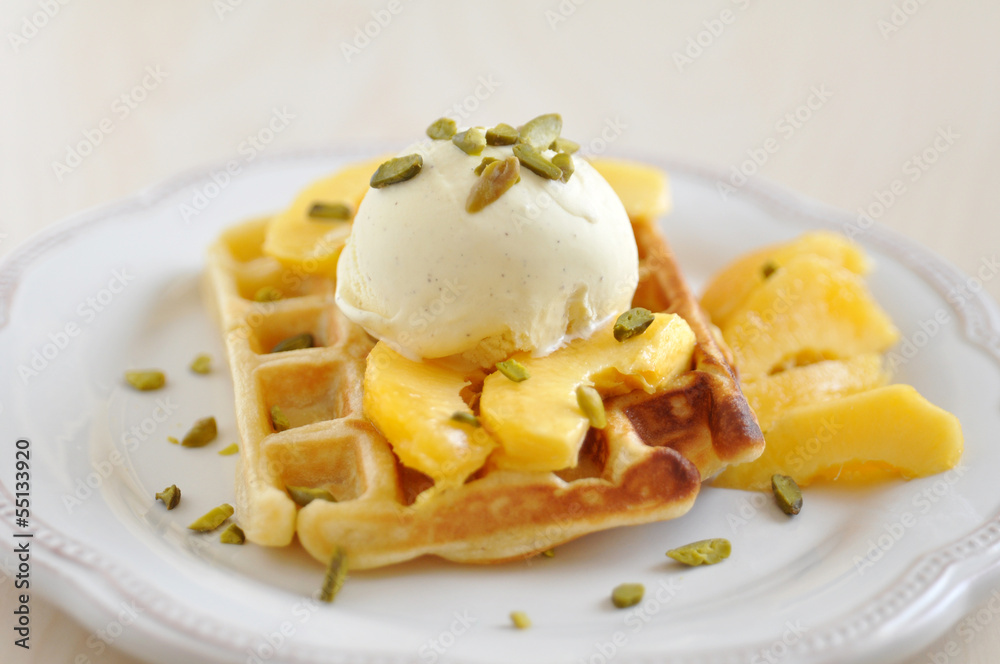 Waffeln mit Eiscreme und Pfrisichen Waffeln mit Eiscreme und Pfrisichen