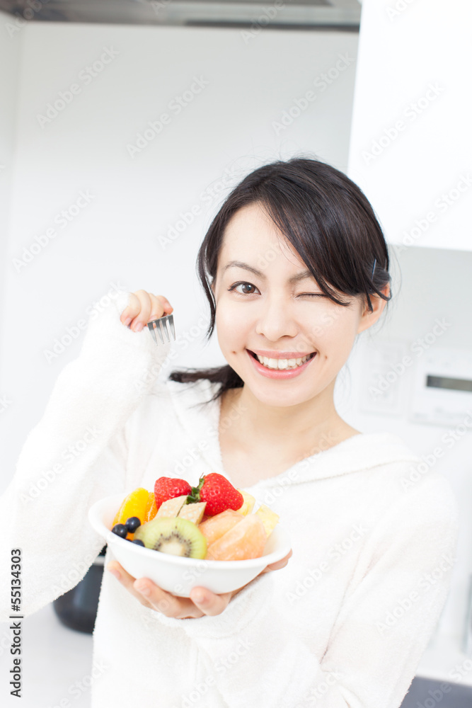 フルーツを食べる女性