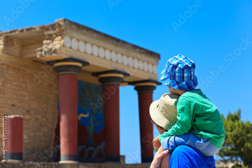 Принти на полотні tourists family in knossos palace, Crete