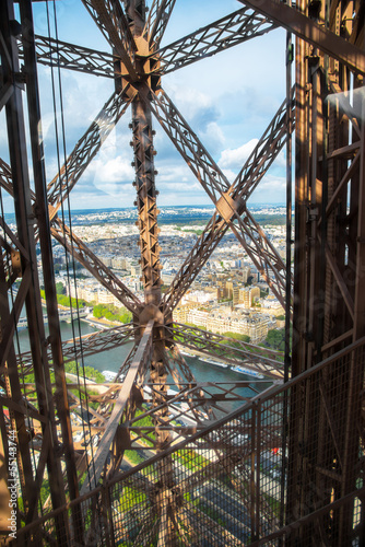 Fototapeta vista di Parigi dall'ascensore della torre Eiffel