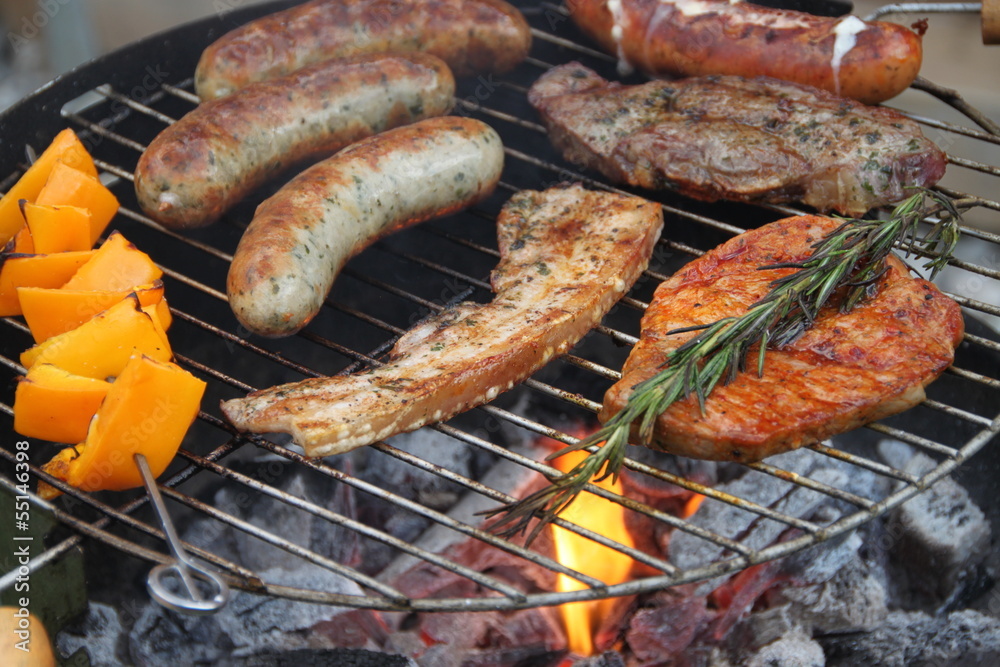 Wie Lange Braucht Ein Spießbraten Auf Dem Grill Grillfleisch + div. Bratwürste + Paprikaspieß auf dem Grill Stock Photo