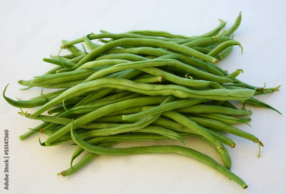 botte d'haricots verts crus sur fond blanc