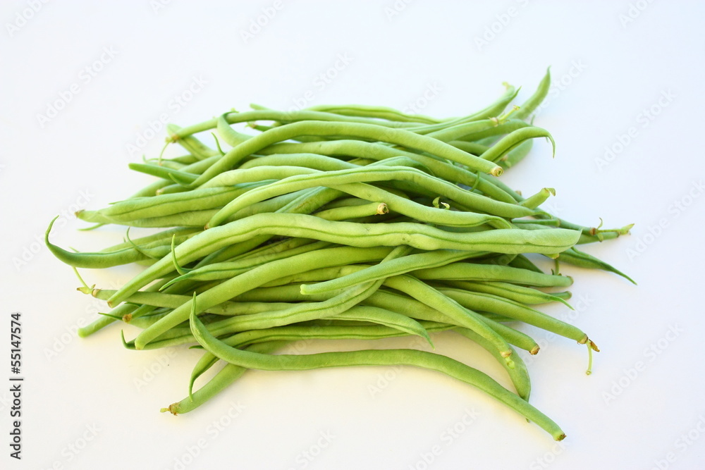 botte d'haricots verts crus sur fond blanc botte d'haricots verts crus sur fond blanc