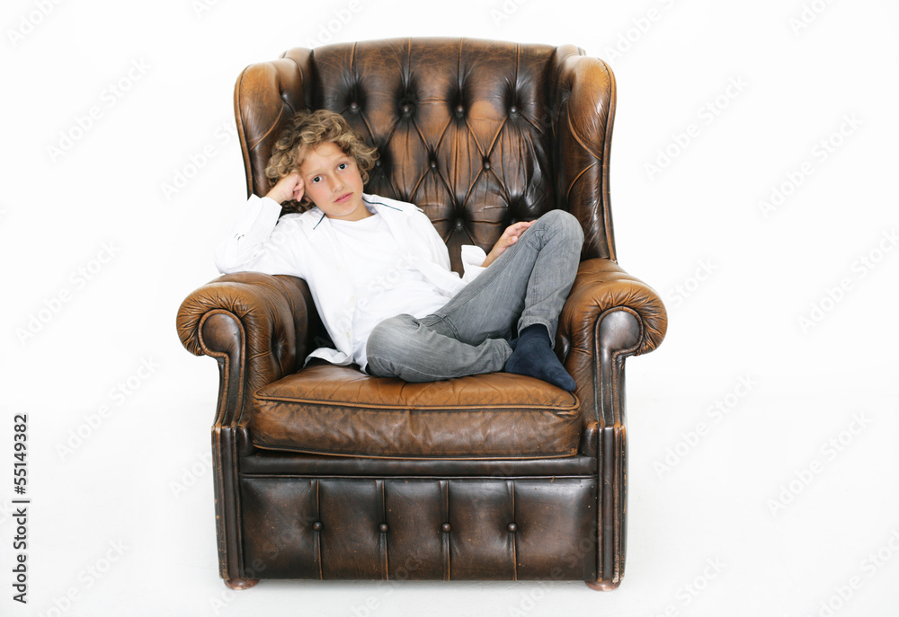 Junge relaxt im Sessel