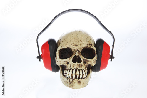 Totenkopf mit Gehörschutz