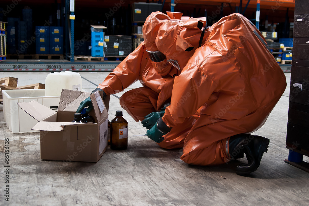 Fototapeta premium Chemikalie_giftig_Feuerwehr