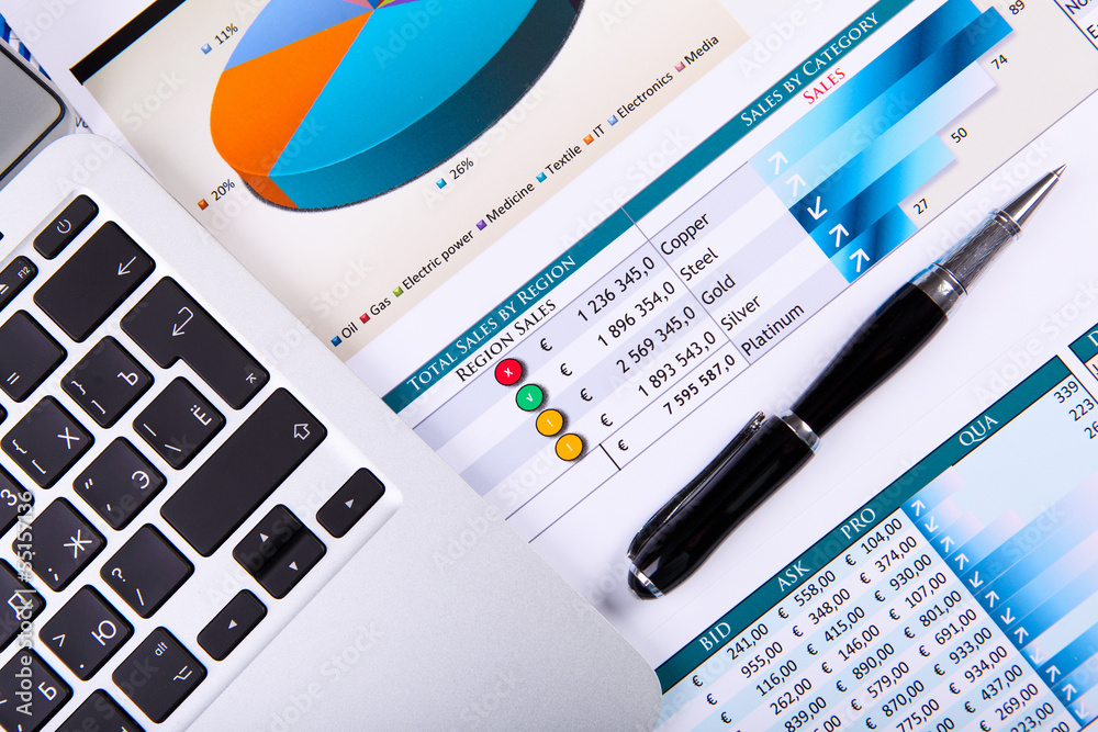Obraz premium Financial papers on the table