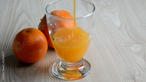 Llenando un vaso de zumo de naranja